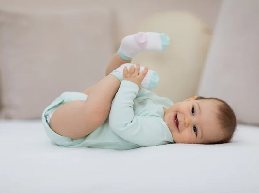 El desarrollo sensorial motor de tu hijo ya lo estás logrando a través del contacto que tienes desde que es bebé